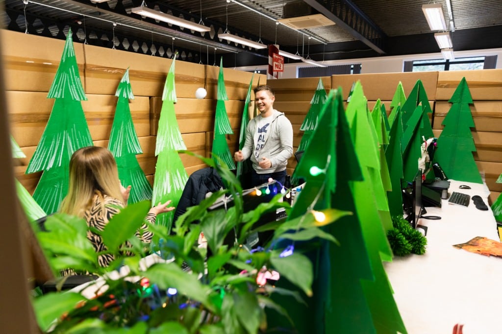 Werken tussen de kartonnen kerstbomen op kantoor bij Viking
