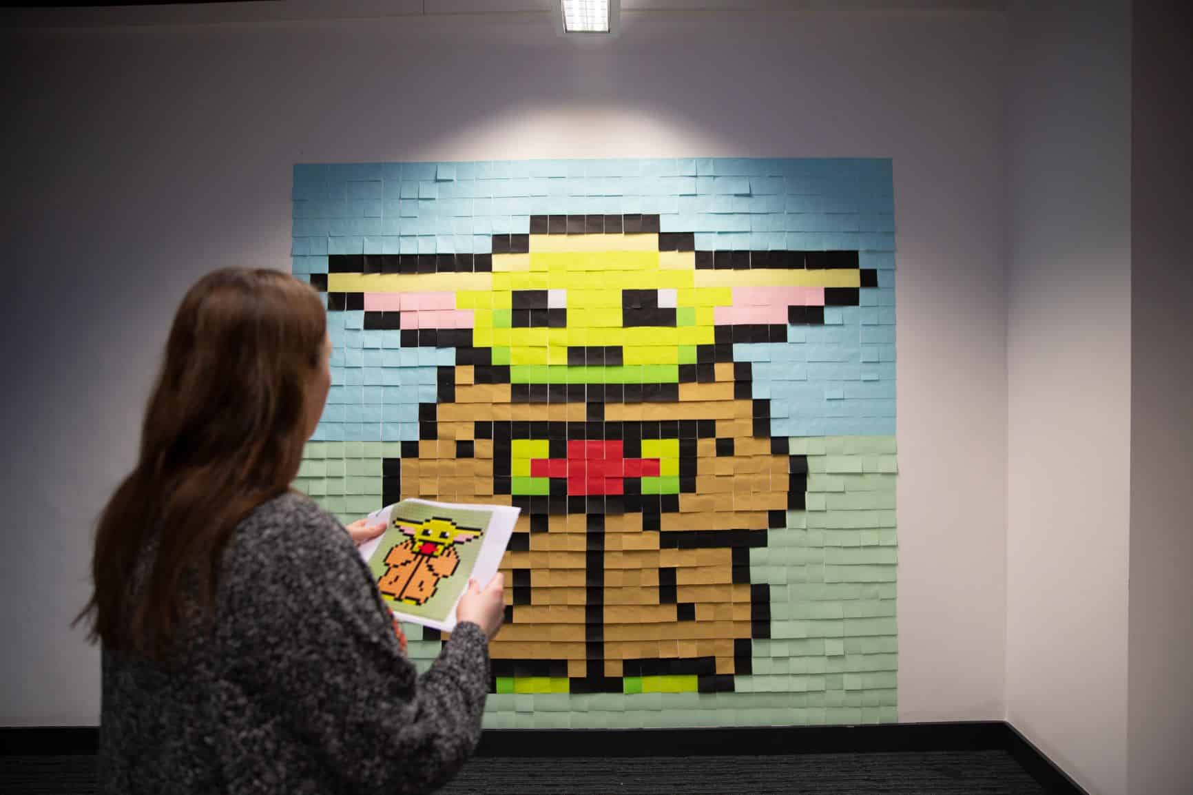 Baby Yoda drinkt uit zijn beker
